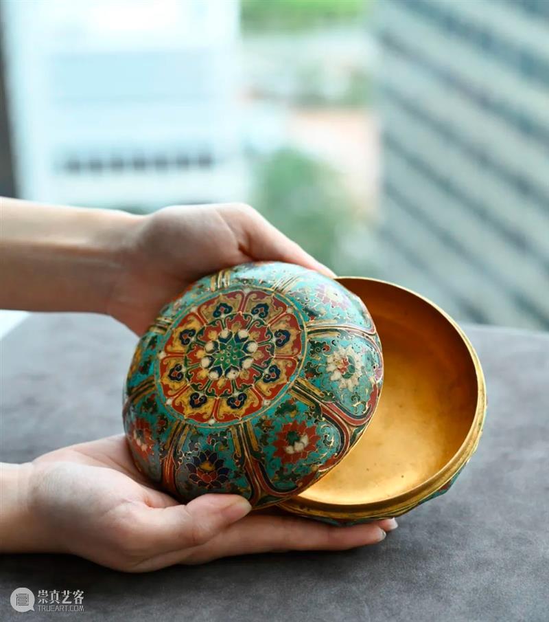 明景泰御制掐丝珐琅缠枝番莲纹盒将领衔香港秋拍“重要中国瓷器及工艺精品”拍卖 佳士得 香港 中国 瓷器 工艺 精品 将领 明景泰御制掐丝珐琅缠枝番莲纹盒 青铜器 明清 掐丝珐琅 崇真艺客